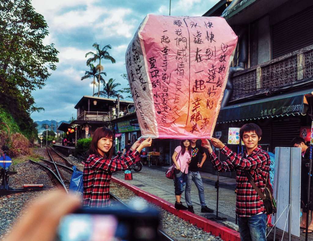 台湾【天灯祈福】台湾台北- 九份 野柳 十分放天灯 diy凤梨酥文化之旅